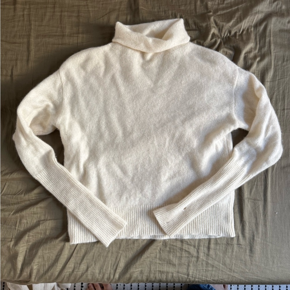 Cashmere Wilfred Soft Cream Turtleneck Sweater